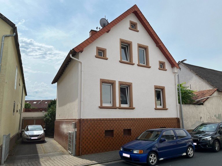 Hausansicht Weiterstadt Einfamilienhaus **VERMIETET** Charmantes Einfamilienhaus mit Wintergarten und gro�em Garten.
