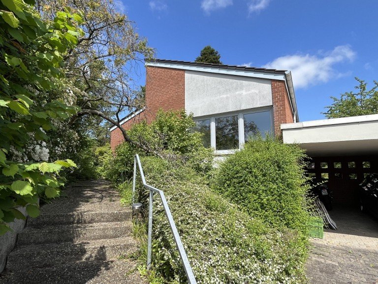Hausansicht + Carport Ro�dorf Einfamilienhaus **VERKAUFT** Einfamilienhaus mit ELW in stilvoller Architektur auf traumhaftem Grundst�ck