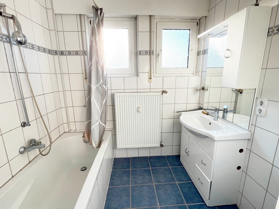 19 Tageslichtbad Obergeschoss Zweifamilienhaus Bickenbach